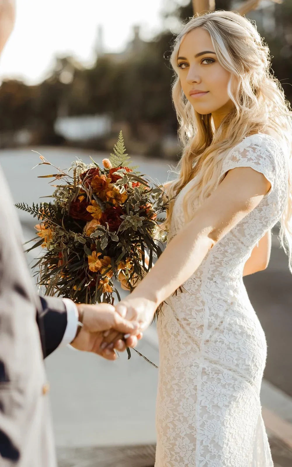 Vestido de novia de encaje con escote en V cuadrado y manga corta con cola larga